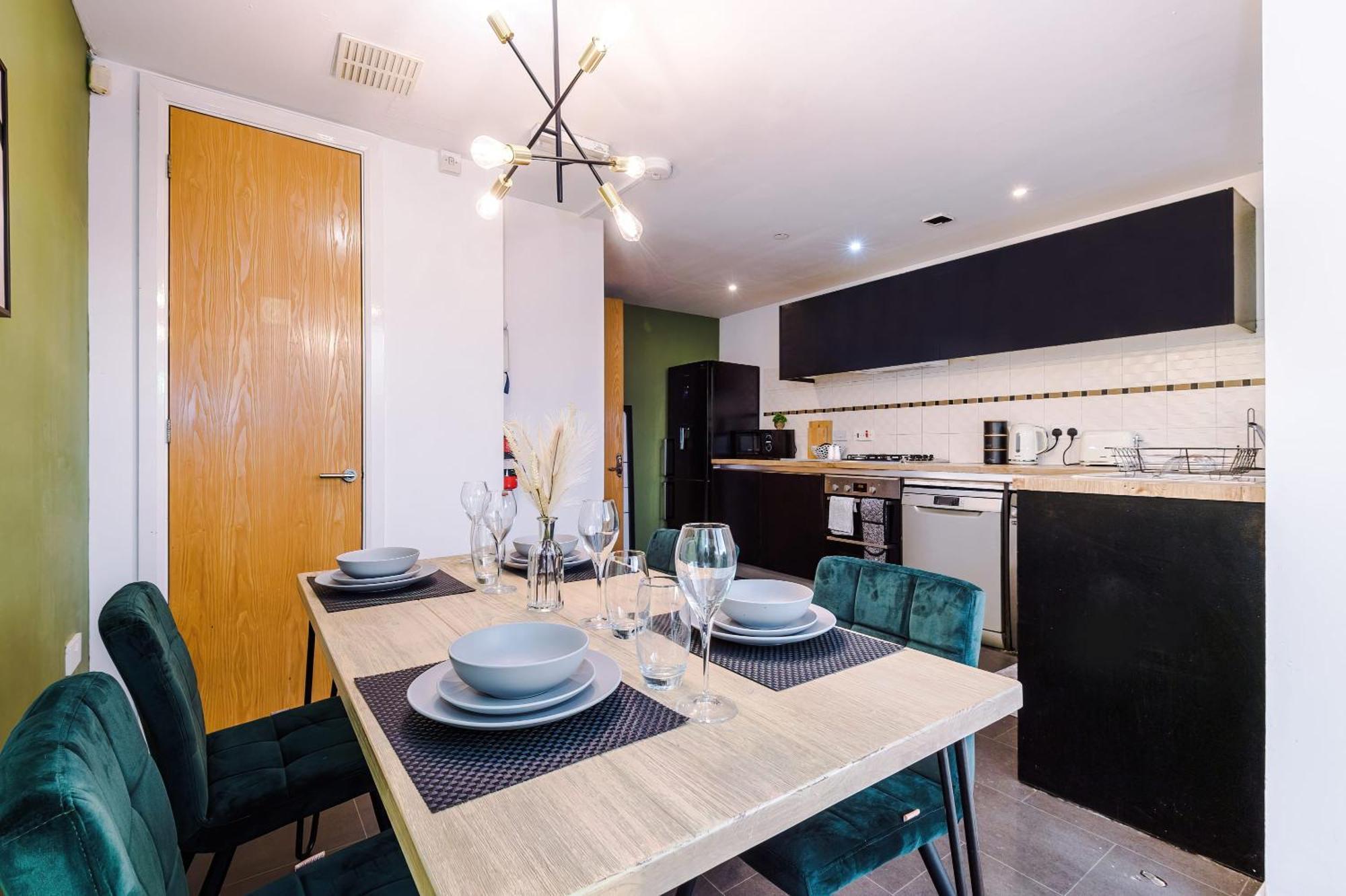 Rest&Recharge At A Spacious Townhouse By The Etihad Villa Mánchester Exterior foto