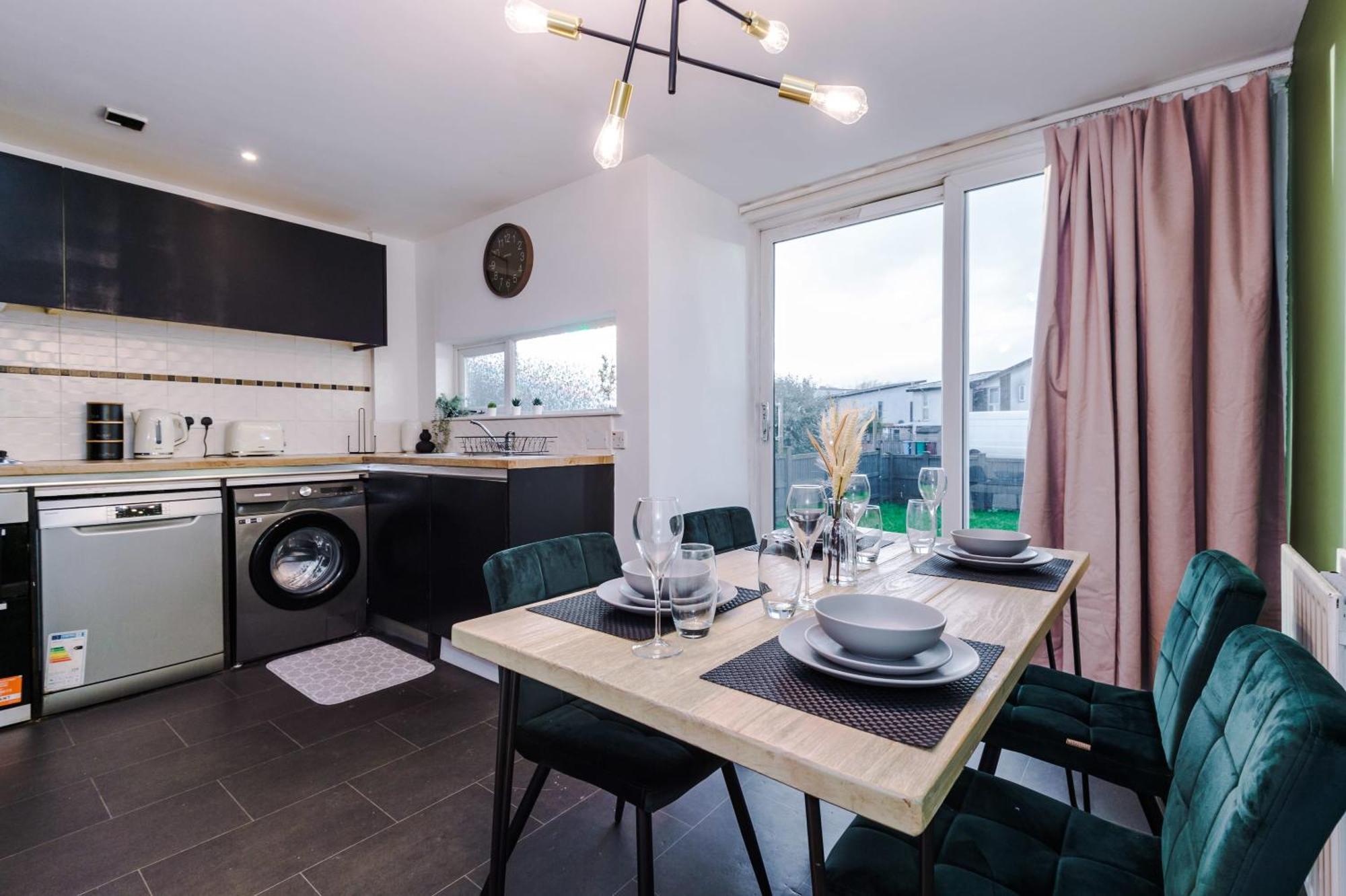 Rest&Recharge At A Spacious Townhouse By The Etihad Villa Mánchester Exterior foto
